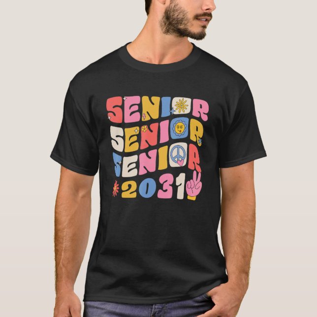 Camiseta Groovy Senior 2031 Graduation Back To School Class (Frente)