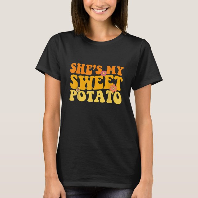 Camiseta Groovy She's My Sweet Potato I YAM Couple's Matchi (Frente)