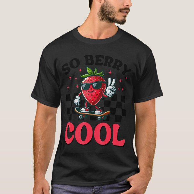 Camiseta Groovy So Berry Cool Fruit Lover Strawberry Season (Frente)