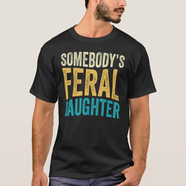 Camiseta Groovy Somebody s Feral Daughter Teen Girls  Sayin (Frente)