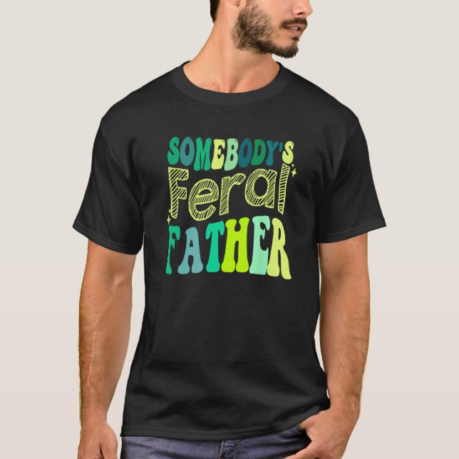 Camiseta Groovy Somebody s Feral Father Retro Father s Day  (Frente)