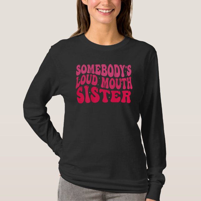 Camiseta Groovy Somebody s Loud Mouth Sister (Frente)