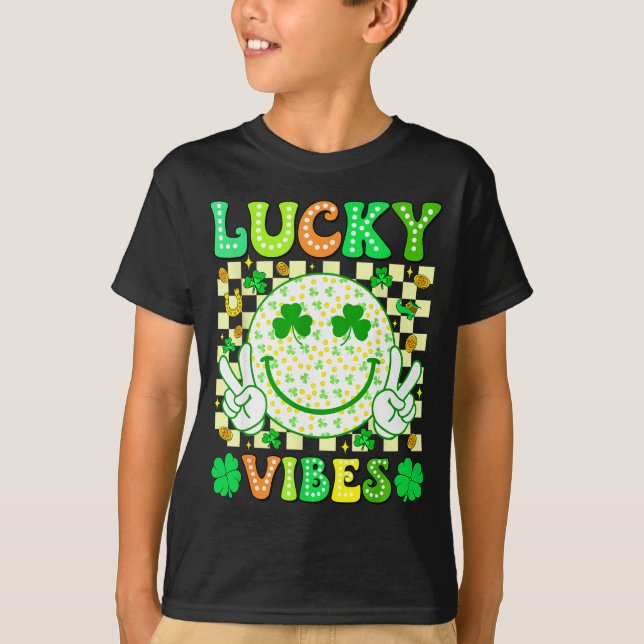 Camiseta Groovy St Patricks Day Lucky Vibes Shamrock Women  (Frente)