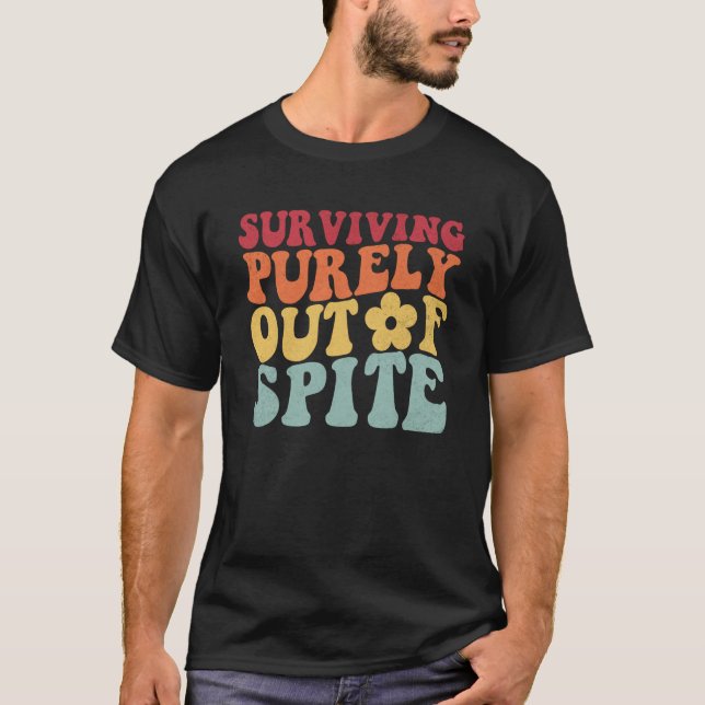 Camiseta Groovy Surviving Purely Out Of Spite A Humorous Jo (Frente)