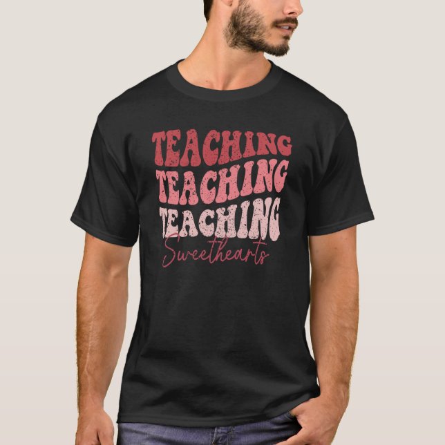 Camiseta Groovy Teaching Sweethearts Teacher Valentine's Da (Frente)
