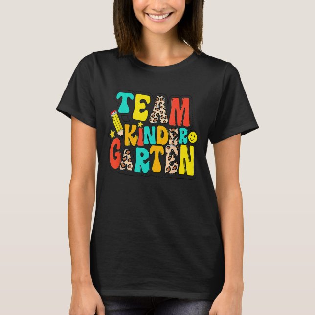Camiseta Groovy Team Jardim Infantil Leopard De Volta À Esc (Frente)