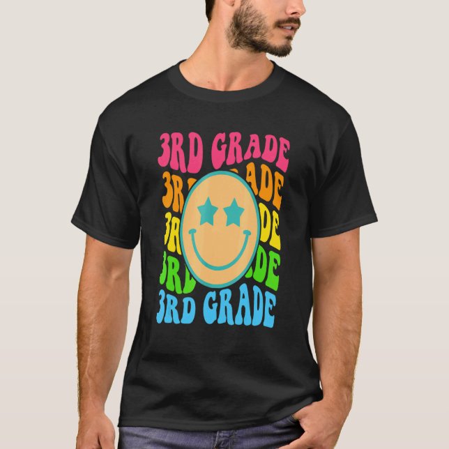 Camiseta Groovy Third Grade Vibes Face Retro Teachers Back  (Frente)