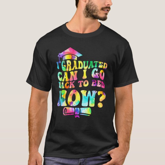 Camiseta Groovy Tie Dye Graduation Can I Go Back To Bed Now (Frente)