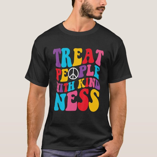 Camiseta Groovy Treat People With Kindness Retro TPWK Trend (Frente)