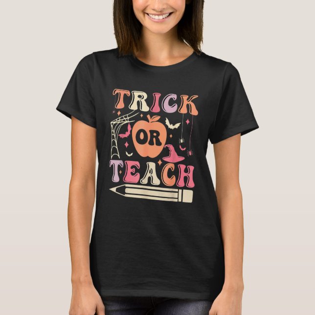 Camiseta Groovy Trick Or Teach Ghost Teacher Halloween Cost (Frente)
