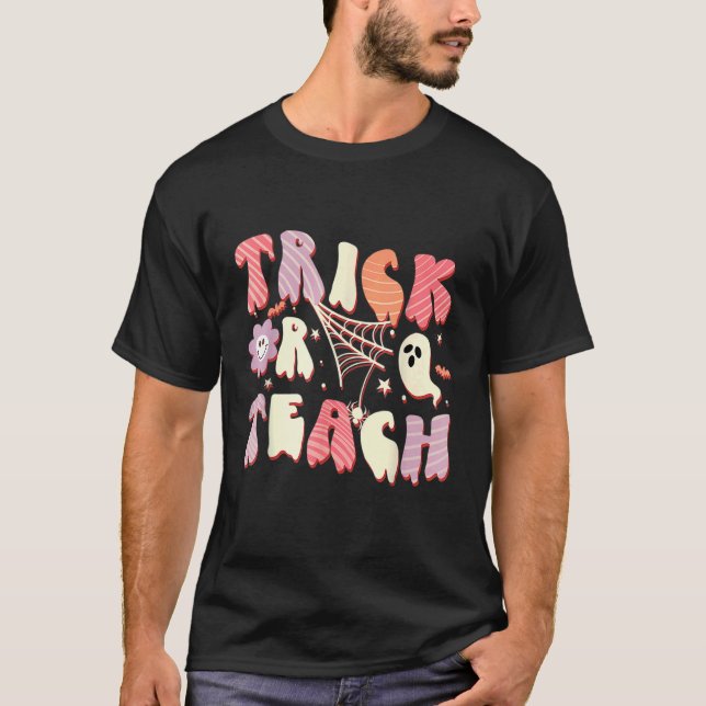 Camiseta Groovy Trick Or Teach Ghost Teacher Halloween Cost (Frente)