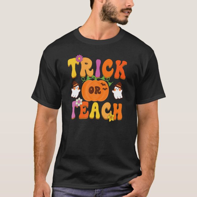 Camiseta Groovy Trick Or Teach  Teacher Halloween Costume (Frente)