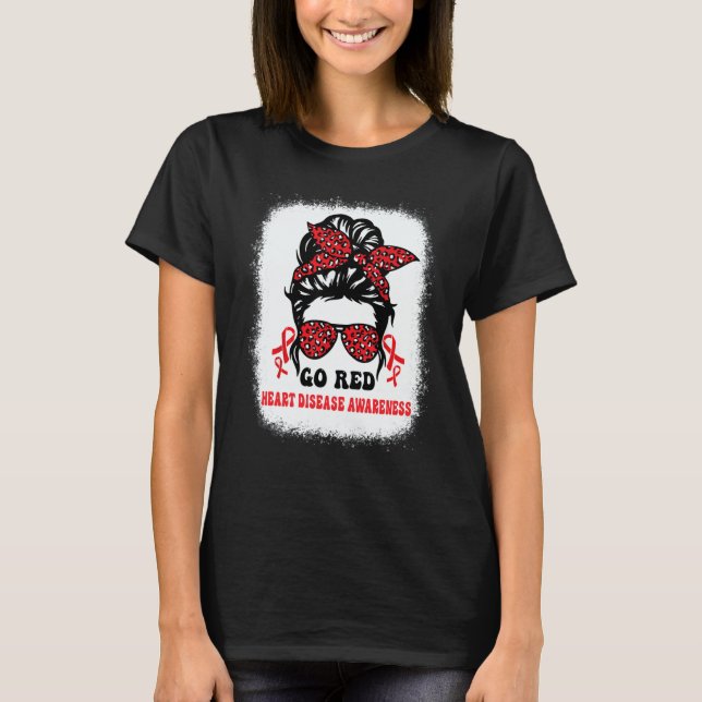 Camiseta Groovy Wear Red Heart Disease Awareness Messy Bun  (Frente)