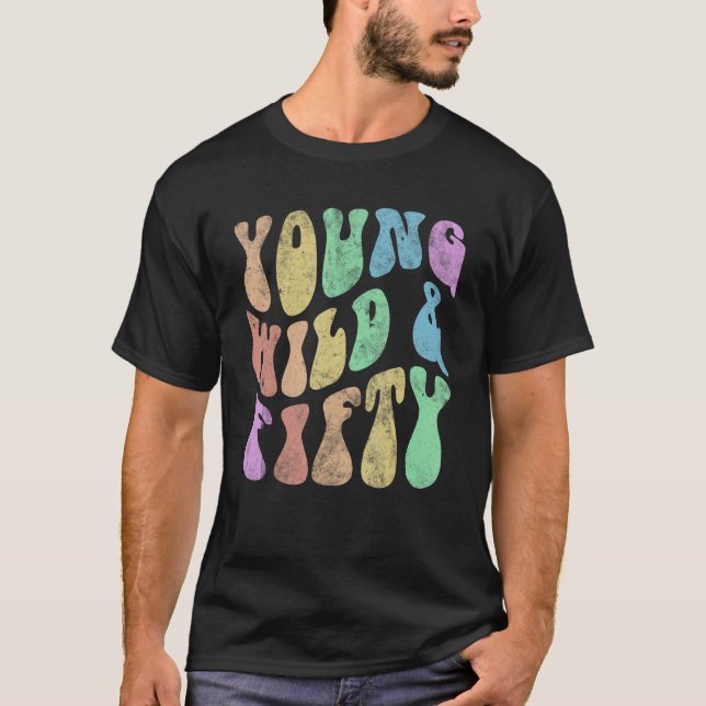 Camiseta Groovy YOUNG WILD & 50 Retro 50 Aniversário Olá (Frente)