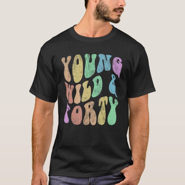 Camiseta Groovy YOUNG WILD & FORTY Retro aniversário de 40  (Frente)