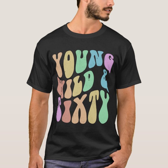 Camiseta Groovy YOUNG WILD & SEXTY Retro 60 Aniversário Olá (Frente)
