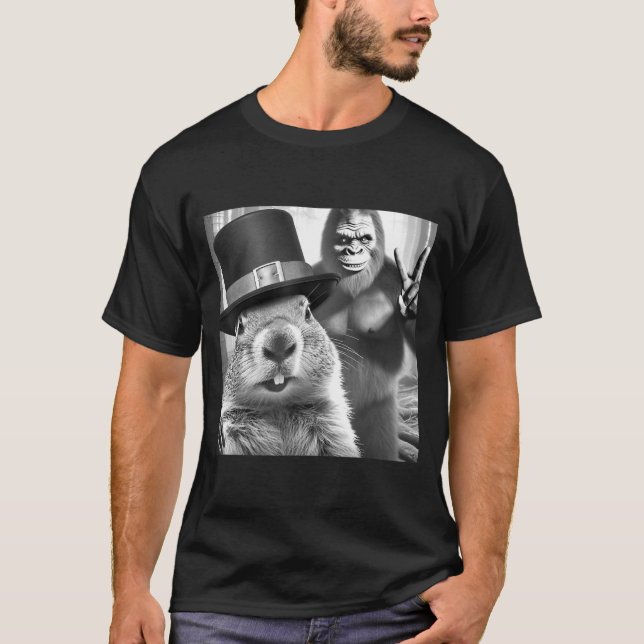 Camiseta Groundhog Taking Selfie With Bigfoot Funny Groundh (Frente)
