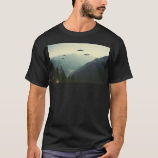 Camiseta Group Of Ufo Flying Over Mountains 80S Retro Photo