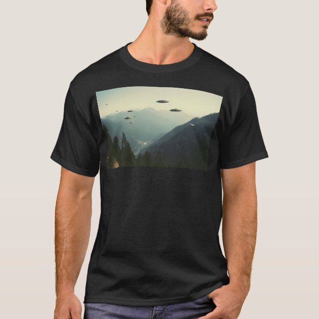 Camiseta Group Of Ufo Flying Over Mountains 80S Retro Photo (Frente)