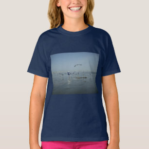 Camiseta Gruas brancas e copas pretas: um contraste na natu