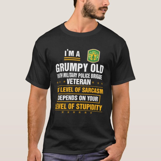 Camiseta Grumpy Old 16th Military Police Brigade Veteran  X (Frente)