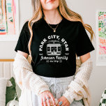 Camiseta Grupo de Correspondência de Esqui de Amigos Person<br><div class="desc">Crie memórias duradouras com nossa camisa de Esqui personalizada para famílias, amigos ou grupos. Personalize com seu nome de família ou detalhes de viagem de grupo para torná-lo exclusivamente seu. Ideal para entusiastas de esqui e lembranças de férias de inverno, é excelente para combinar roupas nas encostas ou como presente...</div>