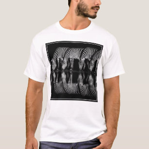 Camiseta Grupo de Zebras da Planície Bebem Juntos à Noite