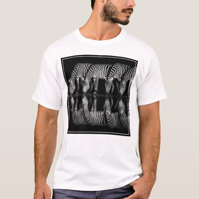 Camiseta Grupo de Zebras da Planície Bebem Juntos à Noite (Frente)