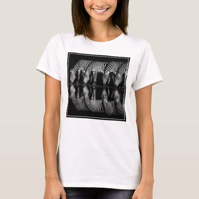 Camiseta Grupo de Zebras da Planície Bebem Juntos à Noite (Frente)