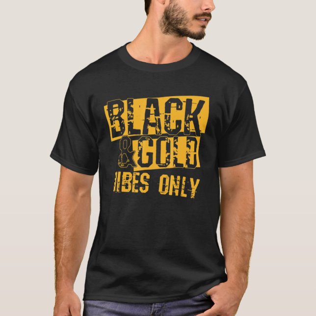 Camiseta Grupo Dourado do Dia de Jogo Negro para Pegada do  (Frente)