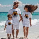 Camiseta Grupo Personalizado de Cruzamento da Família Perso<br><div class="desc">Experimente as melhores vibrações da praia e o estilo de verão retrógrado com a "Camiseta Personalizada da Família Ultrassada em Cruzeiro Personalizada". Essa camisa é projetada para captar a essência de uma folga ensolarada, com raios ultrassolares e uma disposição ensolarada. Com um design único retrô de camisa do sol, esta...</div>
