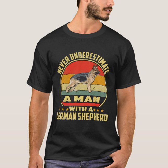 Camiseta GSD078 - Nunca Subestimar Um Homem Com Um S Alemão (Frente)