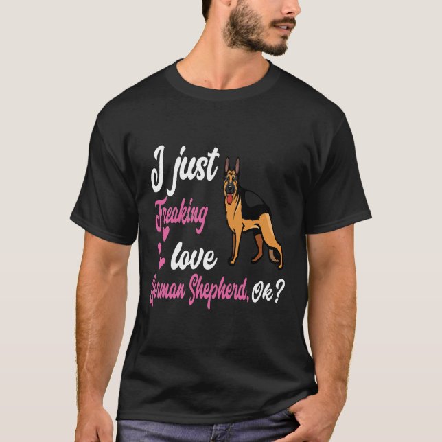 Camiseta GSD116 - Eu só estou assustando o German shepherd  (Frente)