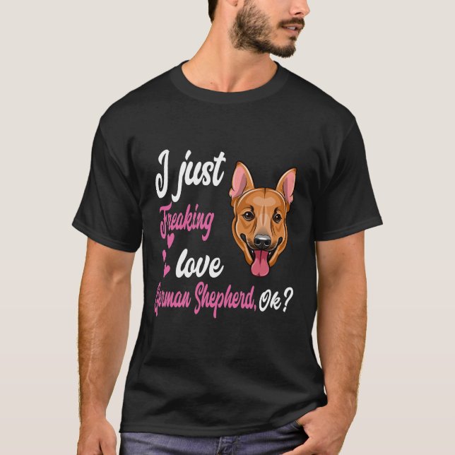 Camiseta GSD125 - Eu só estou assustando o German shepherd  (Frente)