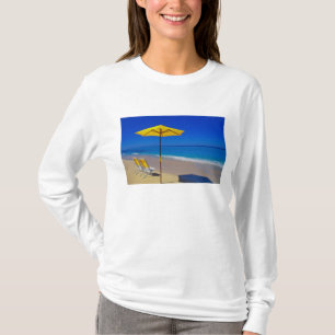 Camiseta Guarda-chuva de praia amarelo e cadeiras em praia