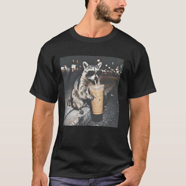 Camiseta Guaxinim-Bebendo-Café-Com-Gelo (Frente)