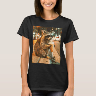 Camiseta Guaxinim bebendo café gelado estilo vintage