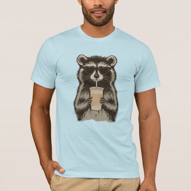 Camiseta Guaxinim Engraçado Bebendo Café Gelado (Frente)