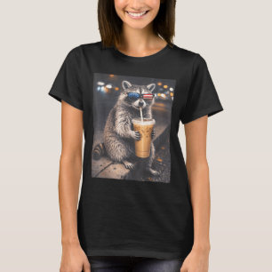 Camiseta Guaxinim legal bebendo café gelado meme de animal 