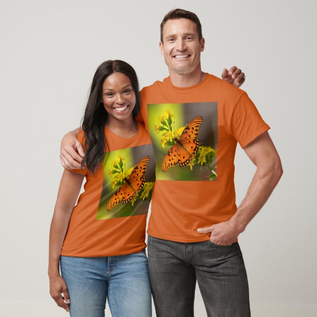 Camiseta Gulf Fritillary aka Passion Butterfly on Goldenrod (Unissex)