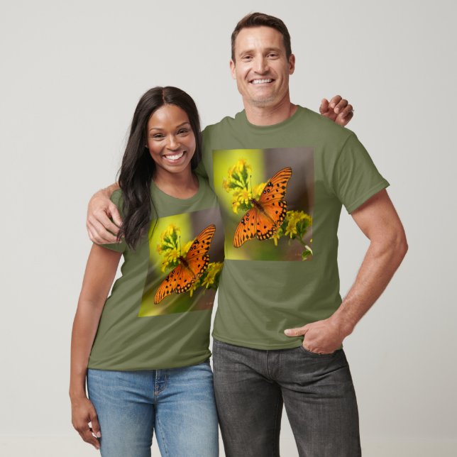 Camiseta Gulf Fritillary aka Passion Butterfly on Goldenrod (Unissex)