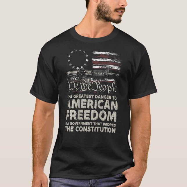 Camiseta Gun USA Flag American Freedom Funny Governo (em (Frente)