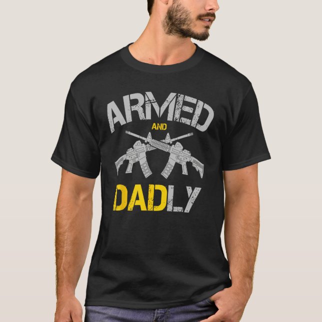 Camiseta Guns Armed And Dadly, Funny Deadly Father (Frente)