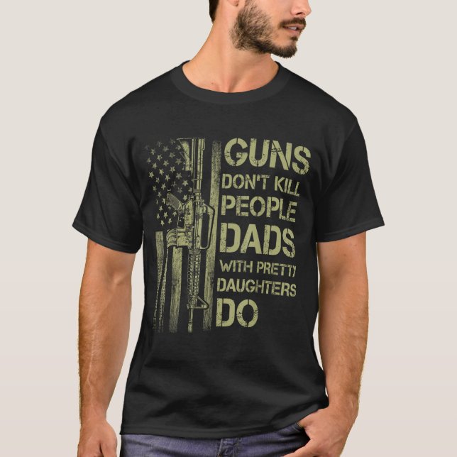 Camiseta Guns Don't Kill People Dads With Pretty Daughters  (Frente)