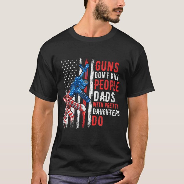 Camiseta Guns Don't Kill People Dads With Pretty Daughters  (Frente)