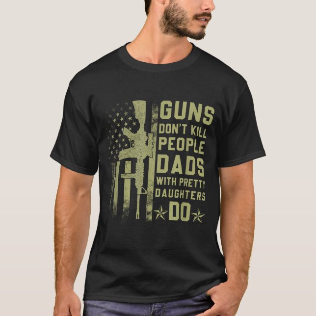 Camiseta Guns Don't Kill People Dads With Pretty Daughters  (Frente)