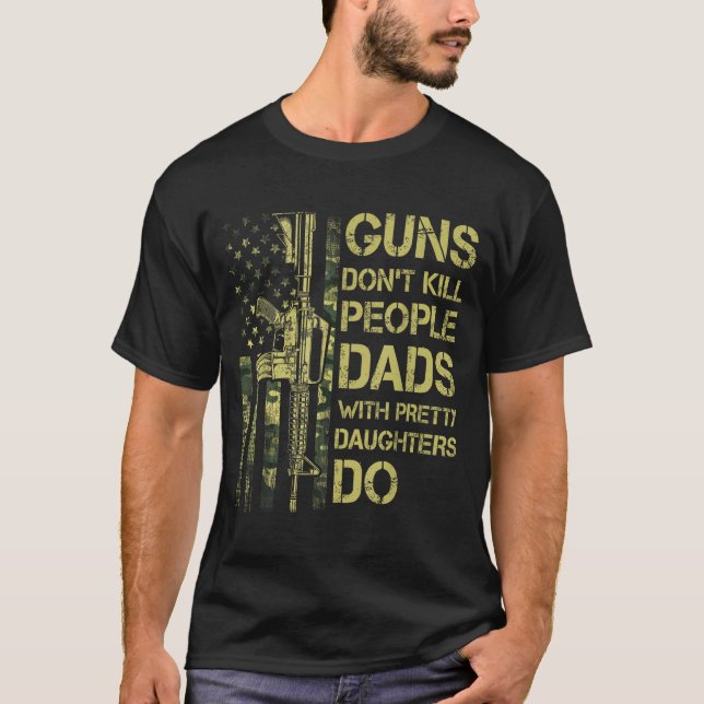 Camiseta Guns Don't Kill People Dads With Pretty Daughters  (Frente)