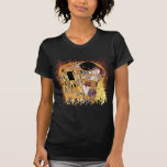 Camiseta Gustav Klimt - O Beijo - Arte Nova Antiga<br><div class="desc">Óleo sobre tela de 1908,  esta pintura Art Nouveau mostra dois amantes abraçados em um beijo apaixonado sobre um leito de flores. O Beijo é provavelmente a obra mais famosa de Gustav Klimt de seu Período de Ouro,  que foi caracterizado pelo uso de folhas de ouro em suas pinturas.</div>