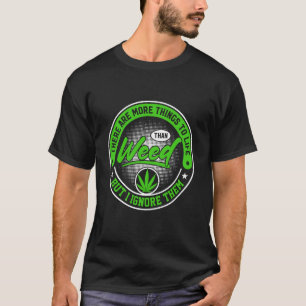 Camiseta Há Mais Coisas na Vida Além da Maconha Mas Eu Igno
