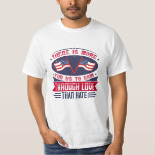 Camiseta Há mais para nós ganhar através do amor do que do